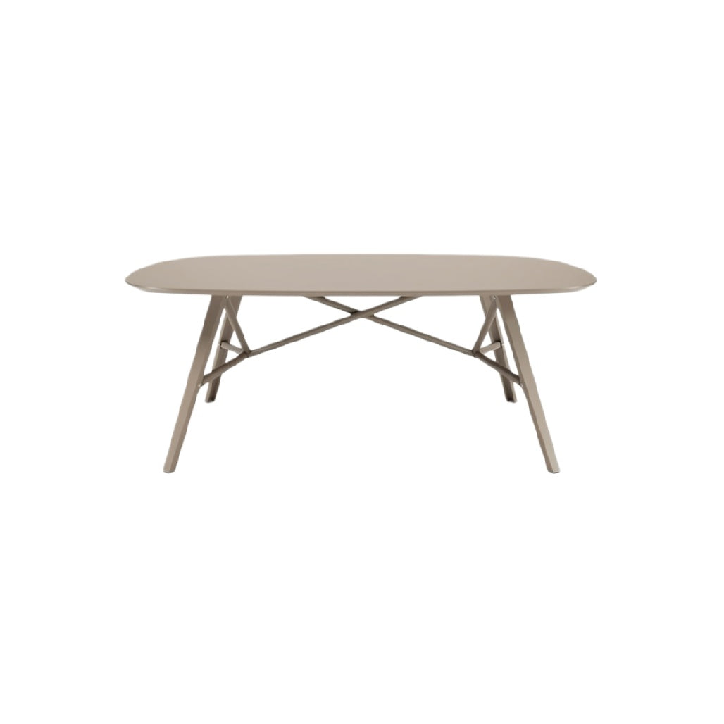 Eenvoudige ovalen eettafel met houten poten