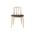 "Moderne Houten Stoel met Donkere Stoffen Zitting"