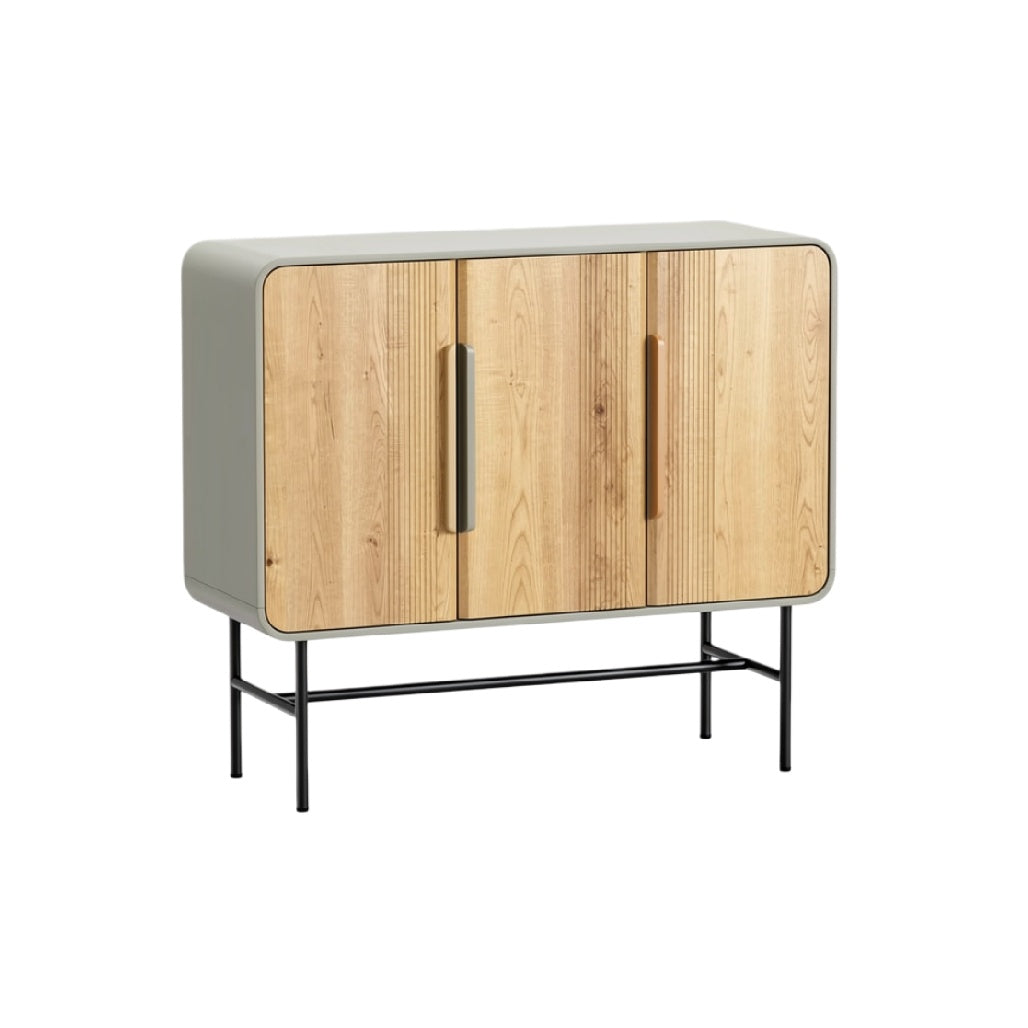 **Moderne Kast met Houten Deuren en Metalen Onderstel**