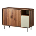 Moderne houten kast met geribbelde deuren en minimalistisch ontwerp